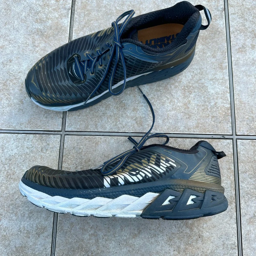 HOKA ONE ONE - M ARAHI MIDNIGHT NAVY/METALLIC GOLD